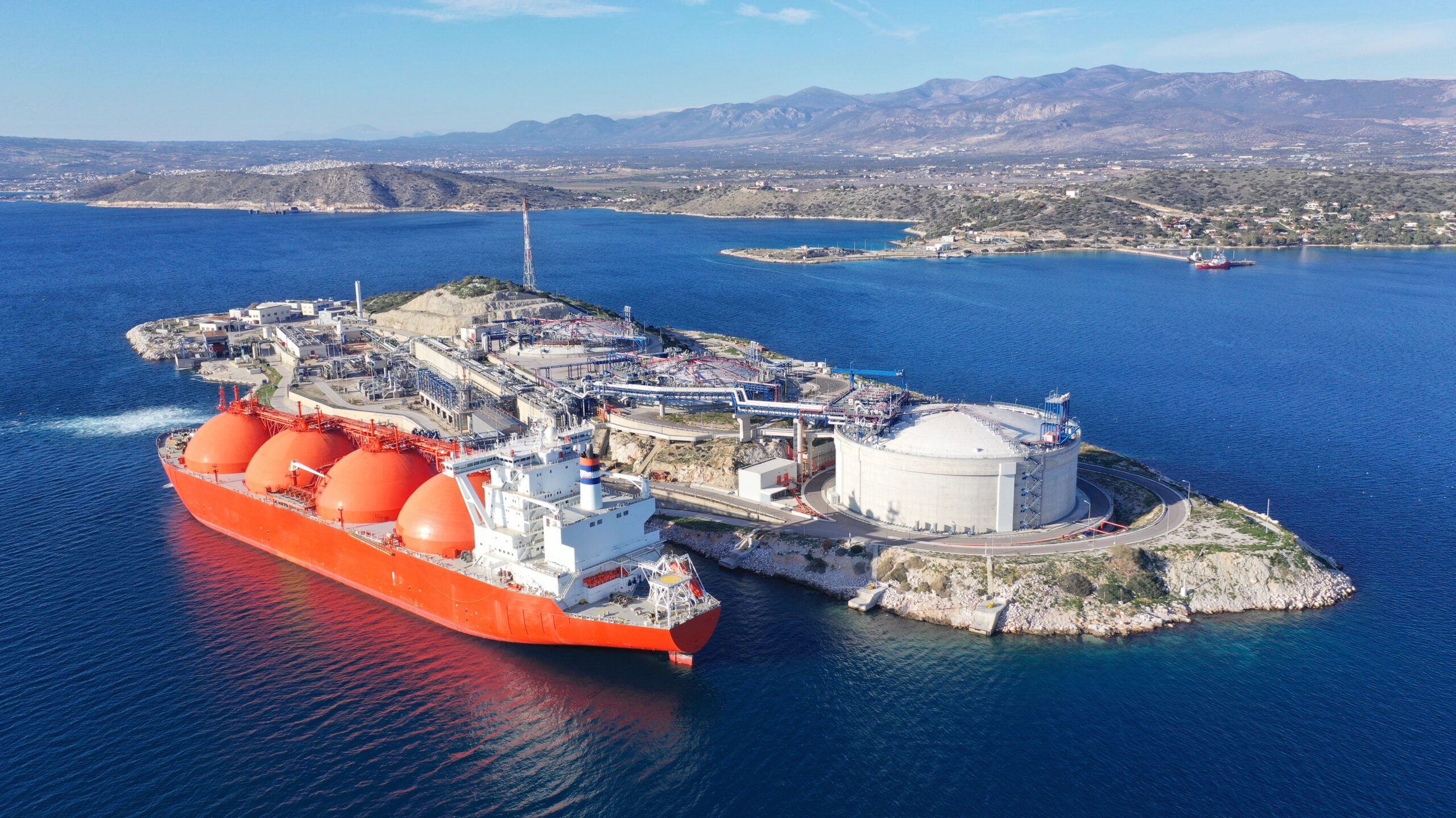 Aerial drone photo of LNG (Liquified Natural Gas) tanker anchore nowe ceny gazu 2023