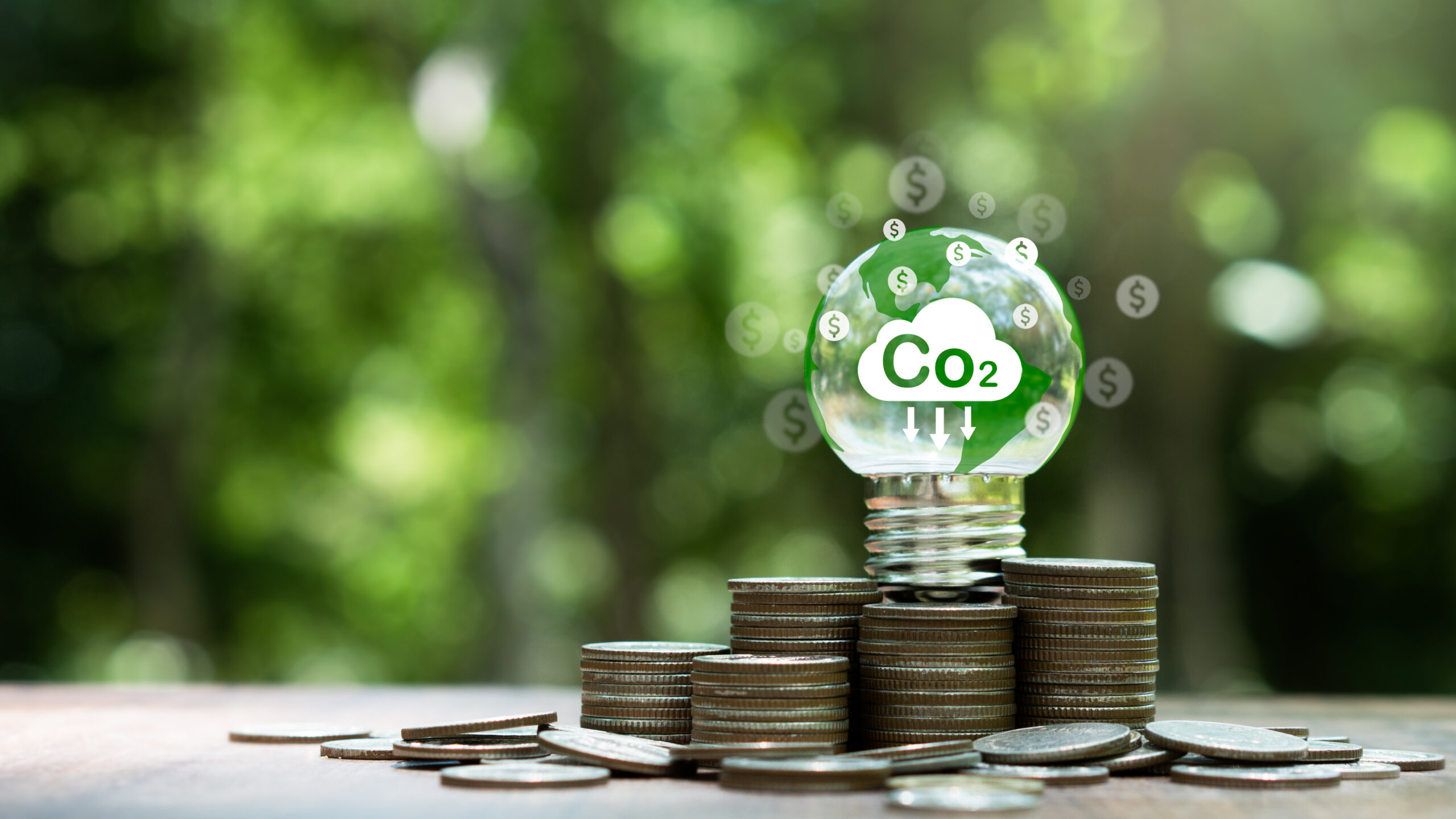 Carbon credit and tax concept.light bulb with Co2 credits,tax icon.Legal regulation to reduce greenhouse gas emission and atmosphere air pollution. Cena emisji CO2 pokazuje sytuację na europejskim rynku. Jej wysokość może wynikać z bardzo różnych czynników.