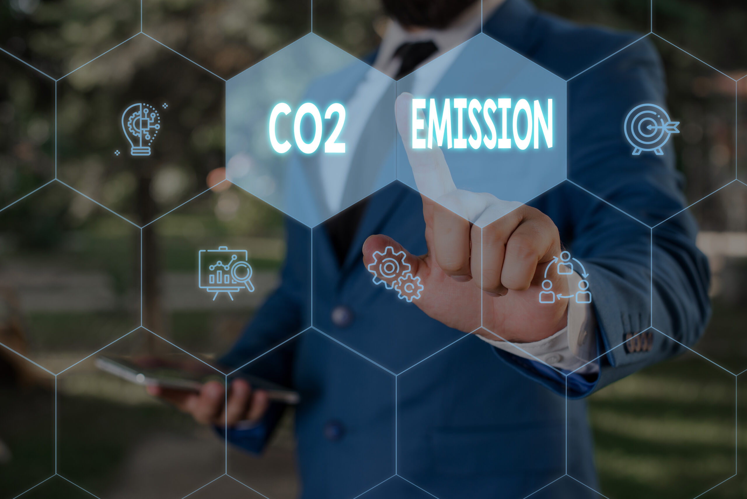 Word writing text Co2 Emission. Business concept for Releasing of greenhouse gases into the atmosphere over time Male human wear formal work suit presenting presentation using smart device. Rozszerzenie systemu ETS zaważy nie tylko na transporcie drogowym. System handlu uprawnieniami uderza w polskie ciepłownictwo.