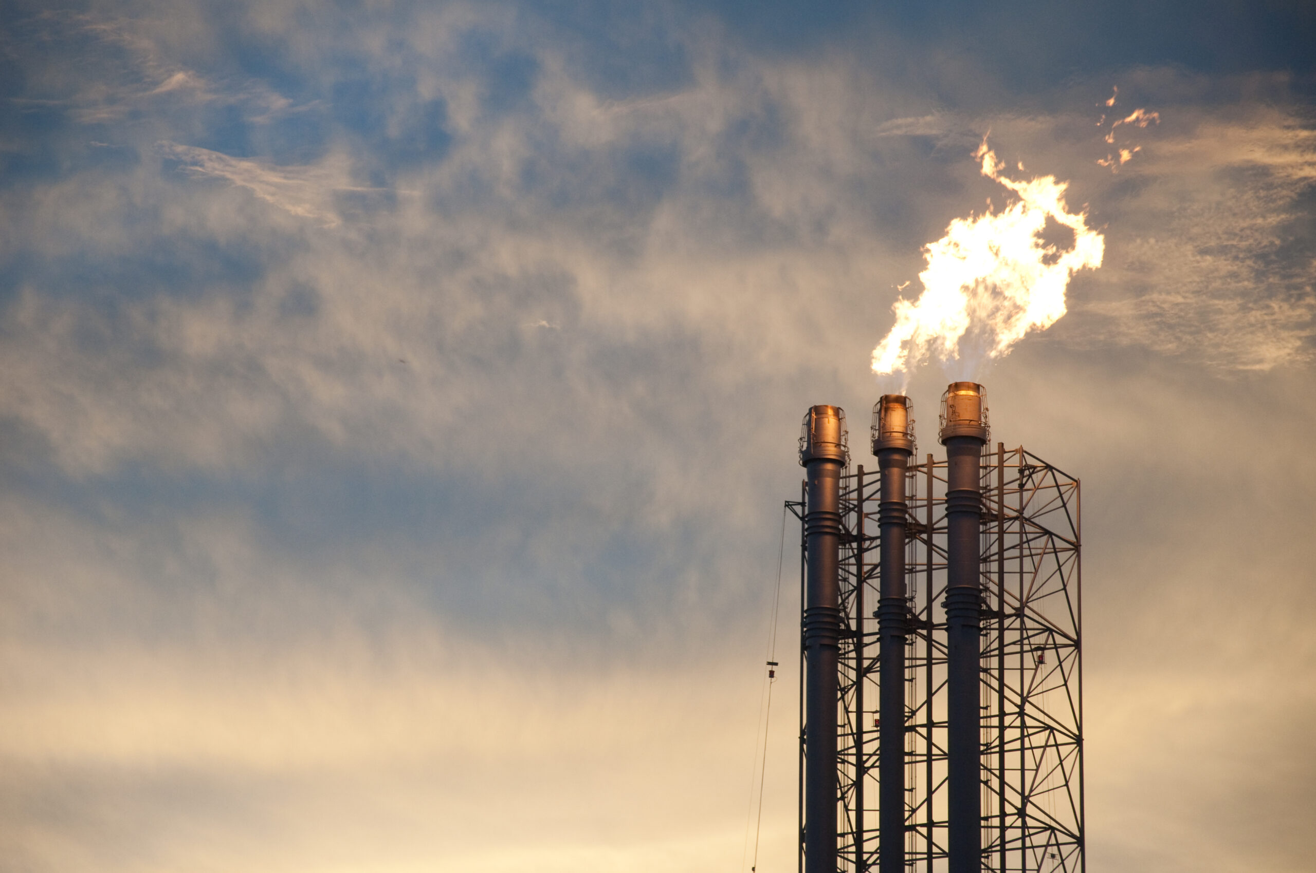 Flare stack on nice sky evening Gaz jako paliwo przejściowe i jego rola w energetyce gazowej